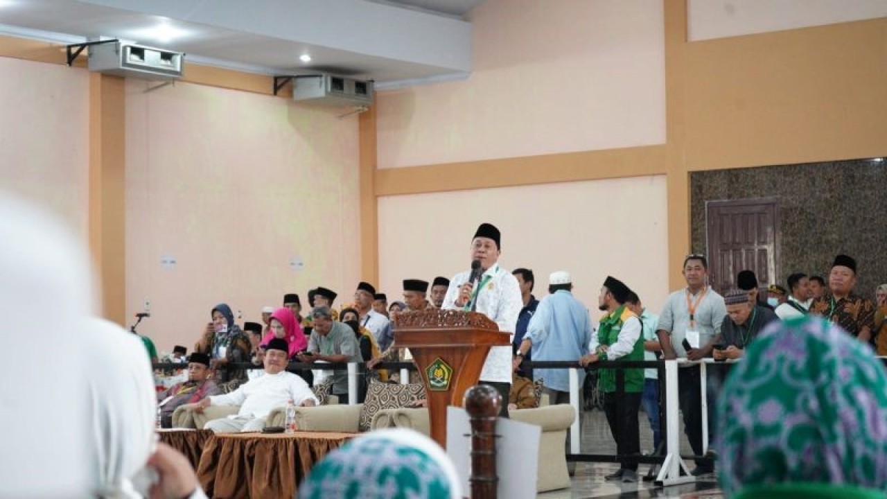 Kakanwil Kemenag Provinsi Sumut H. Ahmad Qosbi Nasution (berdiri kemeja putih) saat menyambut kedatangan jamaah haji kloter 15 di Asrama Haji Medan. ANTARA/HO-Humas PPIH Medan