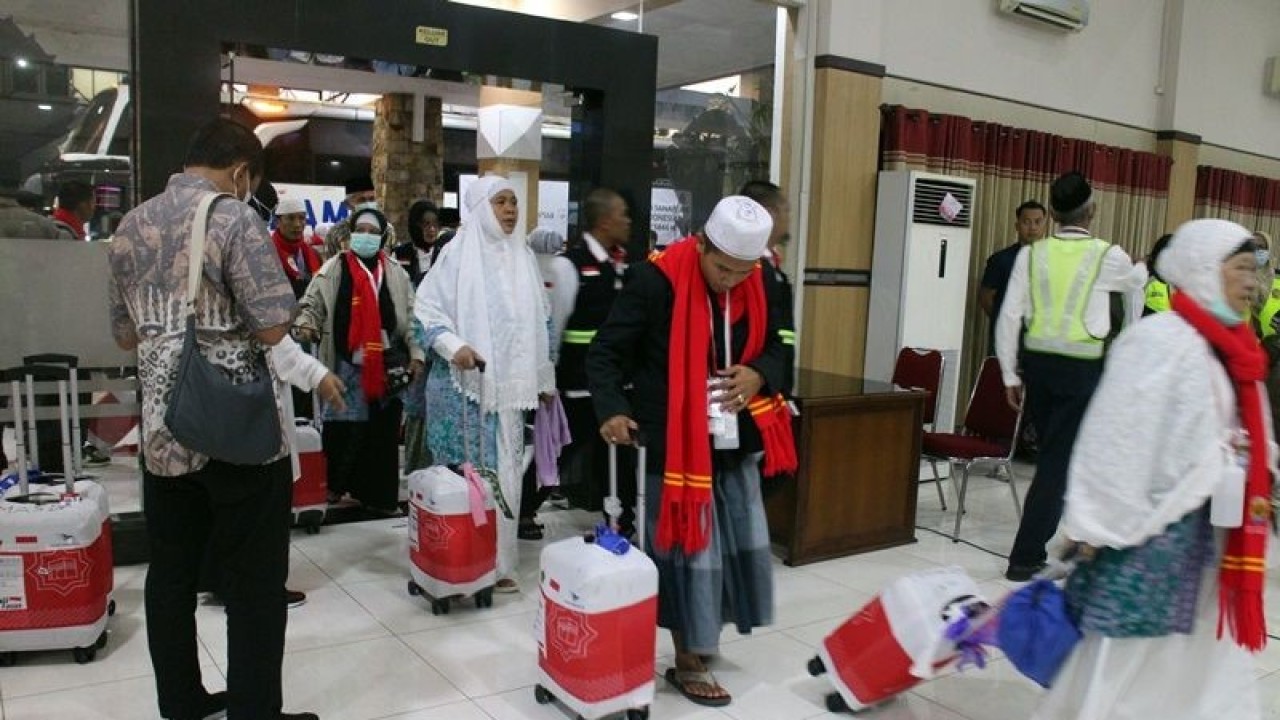 Sejumlah jamaah haji asal Kabupaten Grobogan tergabung kloter pertama Debarkasi Solo sata tiba di Asrama Hjai Donohudan Boyolali, Rabu (5/7/2023). ANTARA/Bambang Dwi Marwoto.