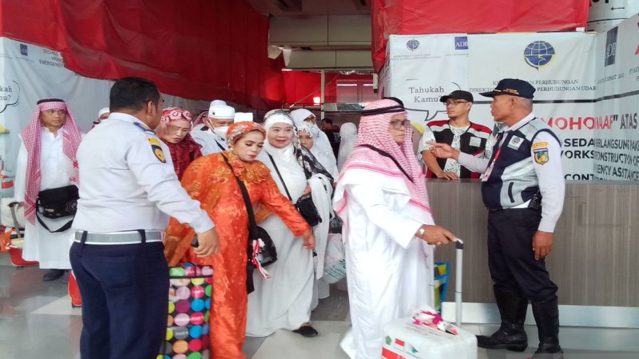 Jamaah haji kelompok terbang (kloter) pertama asal Provinsi Sulawesi Tengah atau yang tergabung ke dalam kloter sembilan debarkasi Balikpapan tiba di Bandar Udara Mutiara Sis-Aljufri Palu, Kamis (20/7/2023. (ANTARA/Nur Amalia Amir)