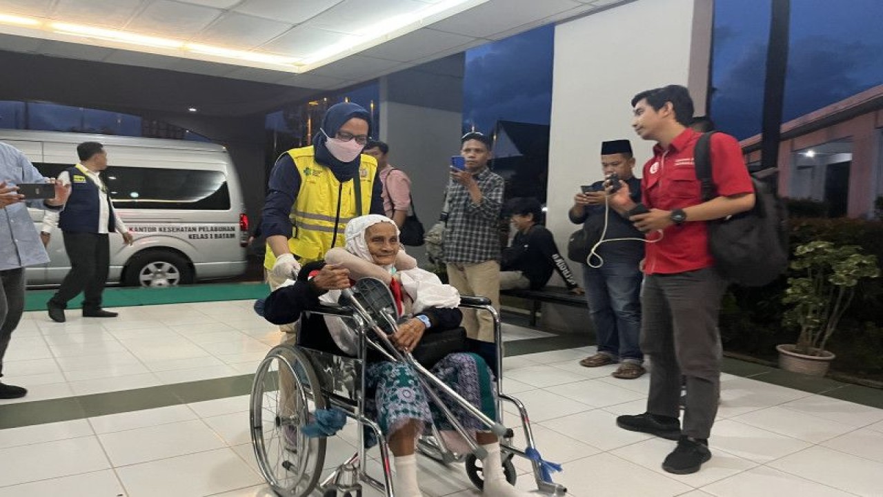 Jamaah haji lansia menggunakan kursi roda saat tiba di Asrama Haji Debarkasi Batam, Kepri, Rabu (5/7/2023), (FOTO ANTARA/Jessica)