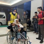 Jamaah haji lansia menggunakan kursi roda saat tiba di Asrama Haji Debarkasi Batam, Kepri, Rabu (5/7/2023), (FOTO ANTARA/Jessica)-1688632584