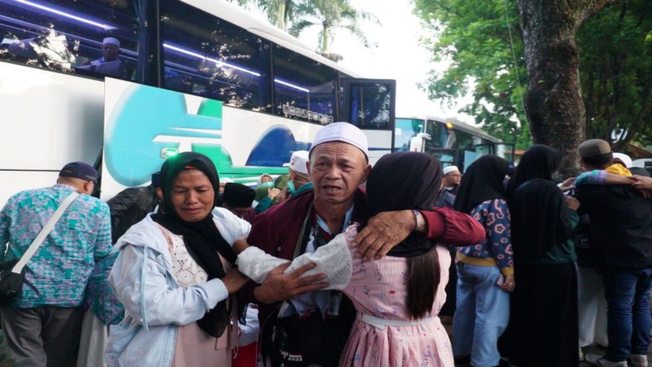 Jamaah haji tiba dengan selamat di Pendopo, Kabupaten Garut, Jawa Barat, Rabu (5/7/2023). (ANTARA/HO-Diskominfo Garut)