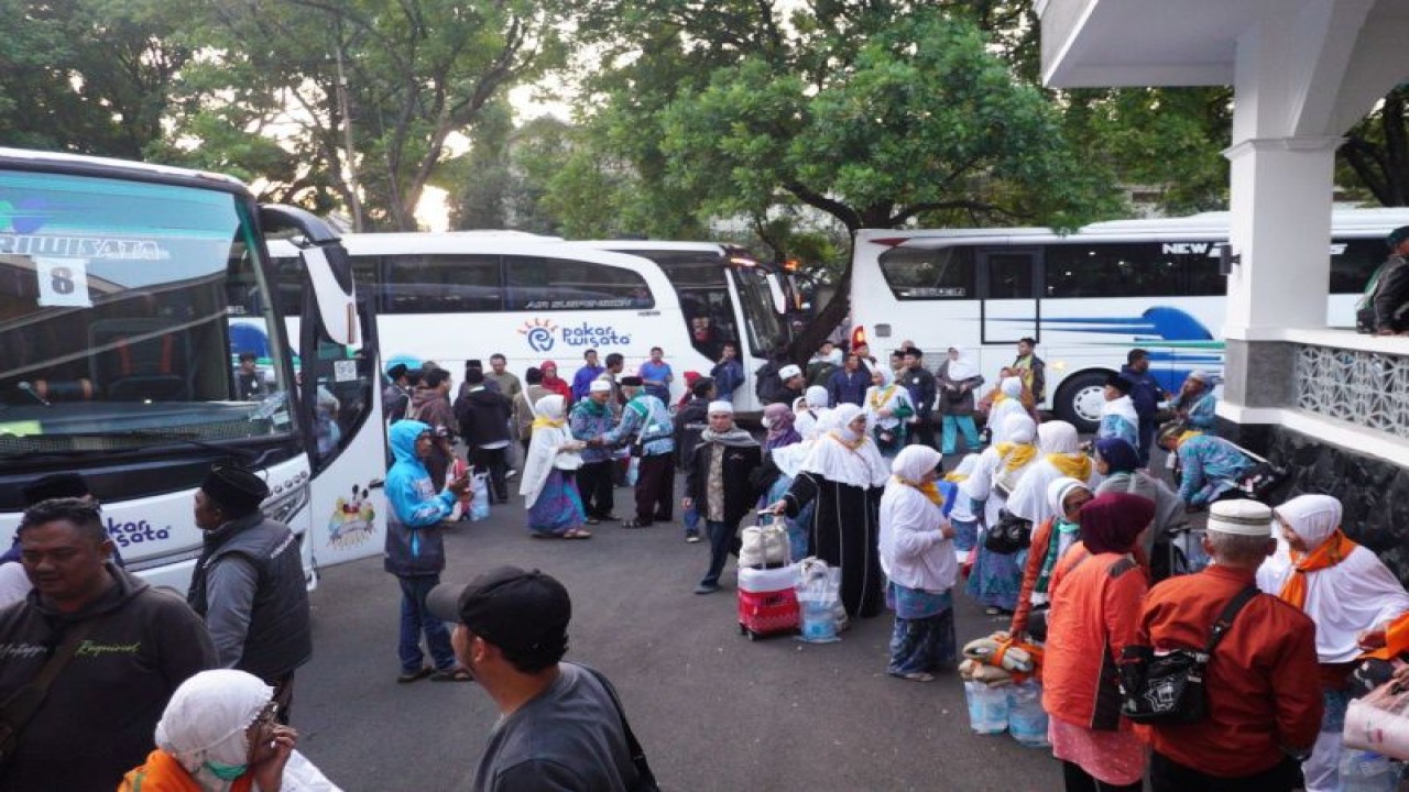 Jamaah haji tiba di Pendopo Kabupaten Garut, Jawa Barat, Rabu (5/7/2023). (ANTARA/HO-Diskominfo Garut)