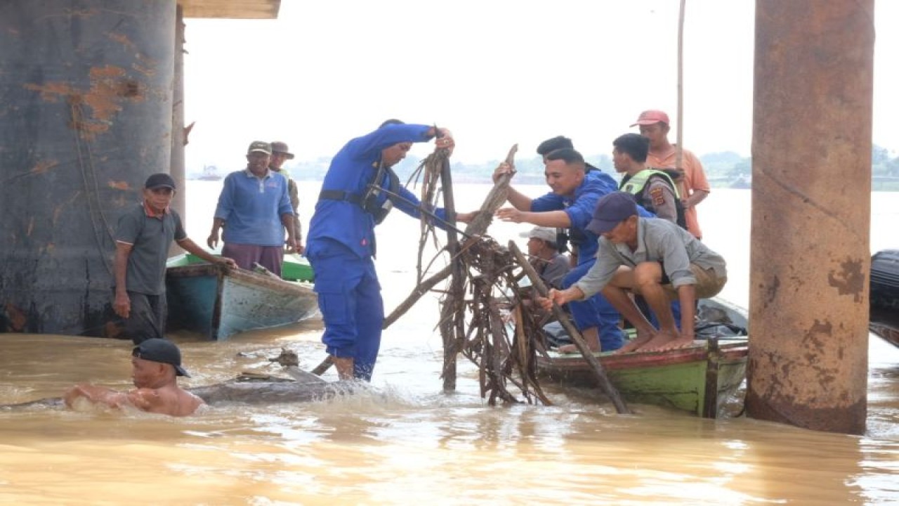 Personel Polda Jambi saat membersihkan sungai Batanghari, Jambi, Kamis (13/7/2023). (ANTARA/HO-Polda Jambi)