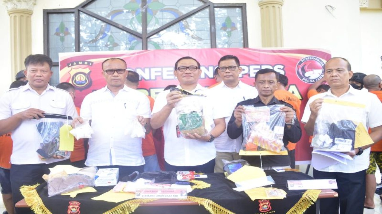 Polisi Jambi menyita 2,35 kilogram sabu sejak Juni hingga Juli 2023, Rabu (26/7/2023) (ANTARA/HO-Polda Jambi)