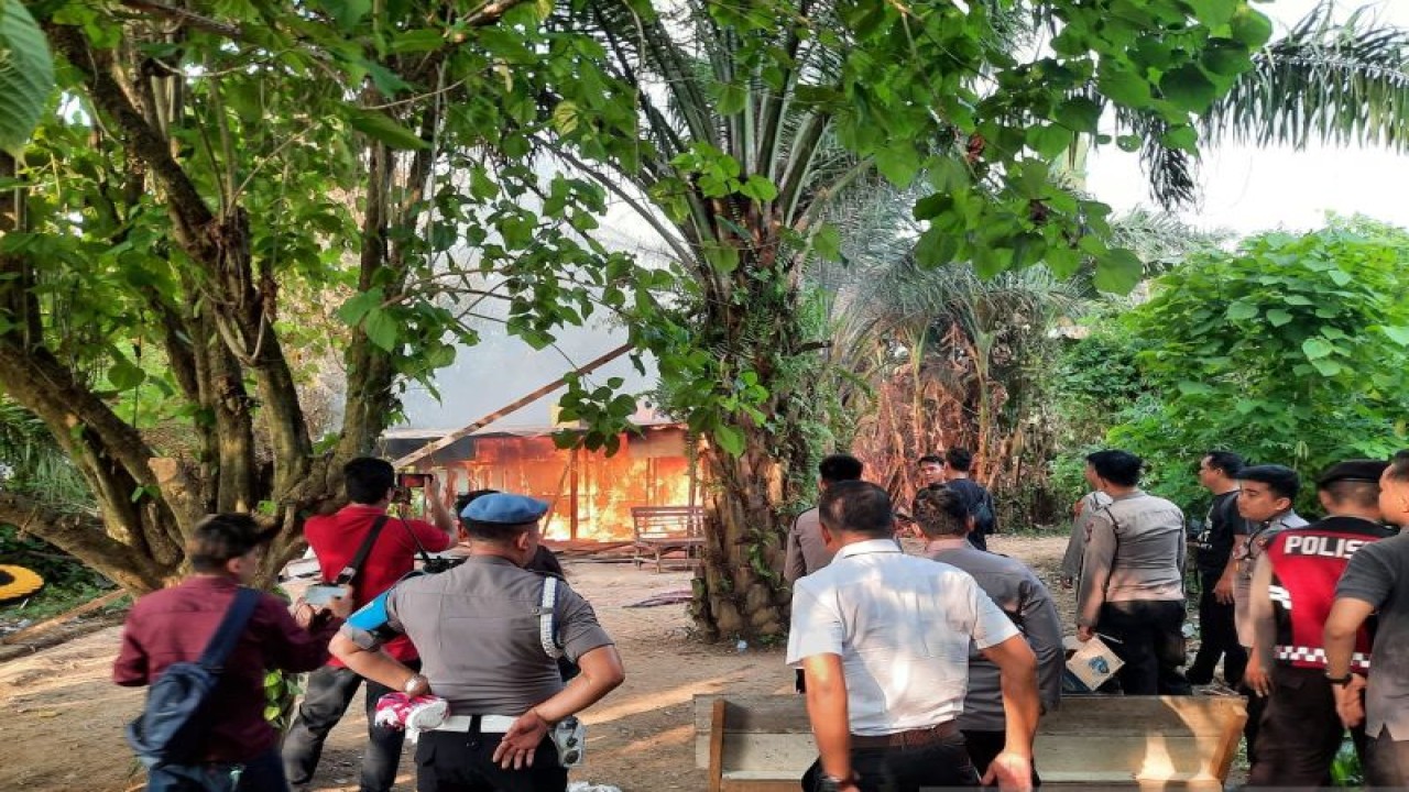 Pondok tempat pesta sabu-sabu yang berlokasi di Kecamatan Danau Sipin, Kota Jambi.(ANTARA/Nanang Mairiadi)