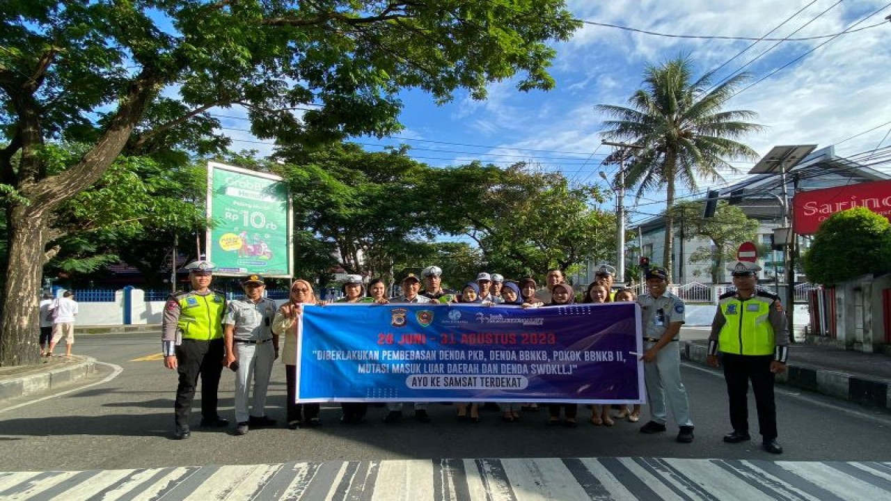 Jasa Raharja Cabang Maluku bersama Badan Pendapatan Daerah dan Ditlantas Polda Maluku melakukan sosialisasi masa pembebasan denda pajak kendaraan bermotor dan denda SWDKLLJ kepada warga Kota Ambon. ANTARA/ Ho- Humas Jasa Raharja Maluku.
