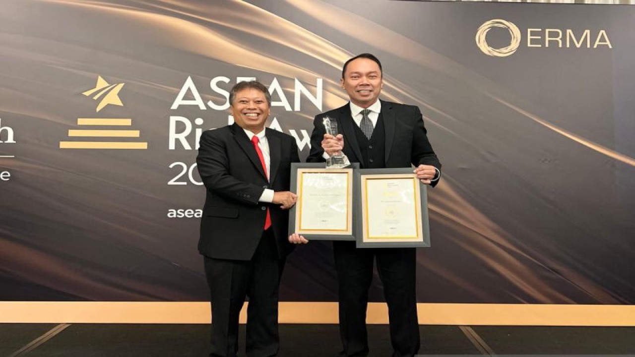 Direktur Utama PT Jasa Raharja Rivan A Purwantono (kanan) saat menerima penghargaan bidang manajemen risiko kategori ASEAN GRC Award dan Public Initiative Award dalam ajang ASEAN Risk Awards (ARA) 2023, yang digelar di Singapura, Jumat (7/7/2023). ANTARA/HO-Jasa Raharja