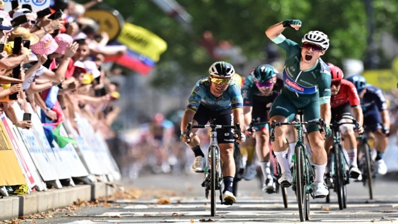 Pebalap Belgia Jasper Philipsen (kanan) dari tim Alpecin-Deceuninck melakukan selebrasi setelah melintasi finis di depan pebalap Inggris Mark Cavendish (kiri) dari tim Astna Qazaqstan pada etape 7 Tour de France, 170km dari Mont-de-Marsan ke Bordeaux, Prancis. (7/7/2023) (AFP/MARCO BERTORELLO)
