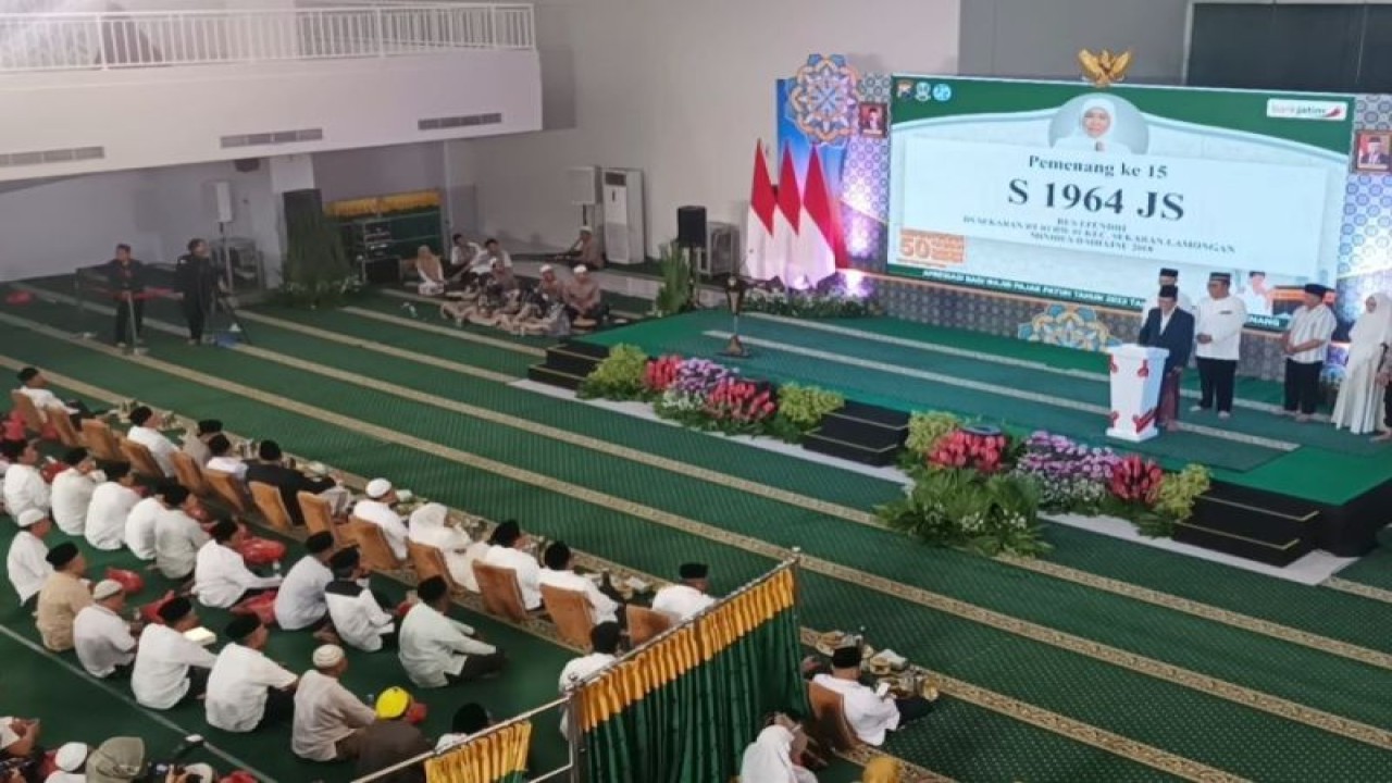 Pejabat Pemprov Jatim mengundi hadiah paket tabungan umrah untuk 15 wajib pajak patuh dalam peringatan tahun baru Islam 1445 hijriah di Masjid Raya Islamic Center Provinsi Jatim, Surabaya, Selasa malam (18/7/2023). (ANTARA/Hanif Nashrullah)