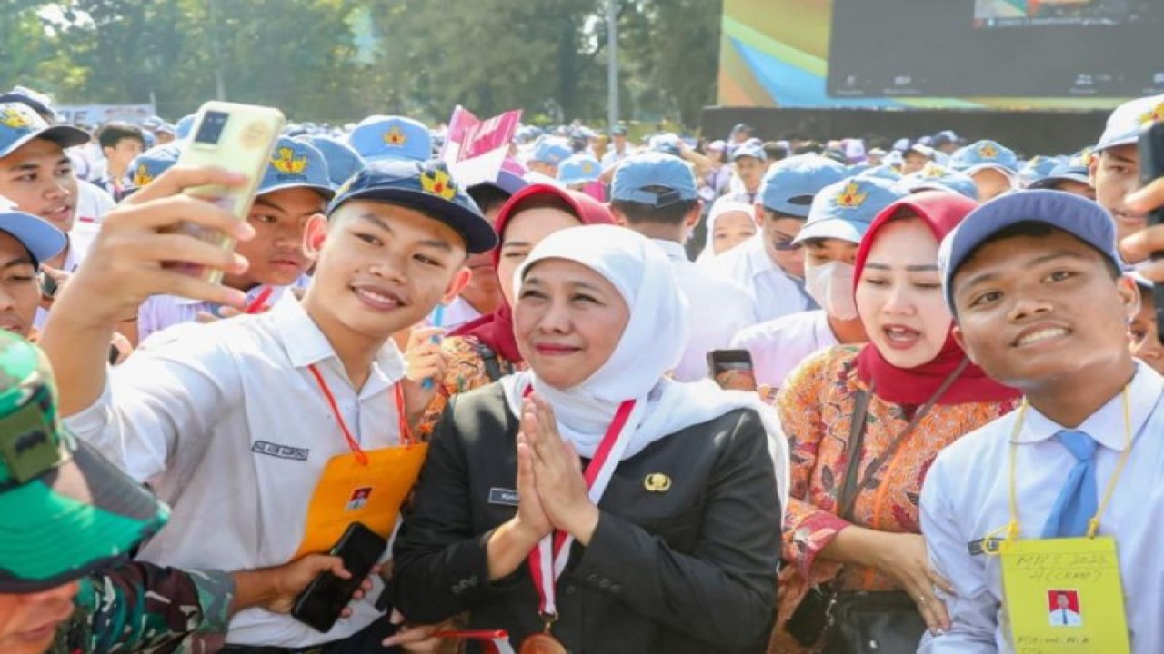 Arsip - Gubernur Jawa Timur Khofifah Indar Parawansa (tengah) saat kegiatan pembukaan Masa Pengenalan Lingkungan Sekolah (MPLS) beberapa waktu lalu. (ANTARA/HO-Biro Adpim Jatim)