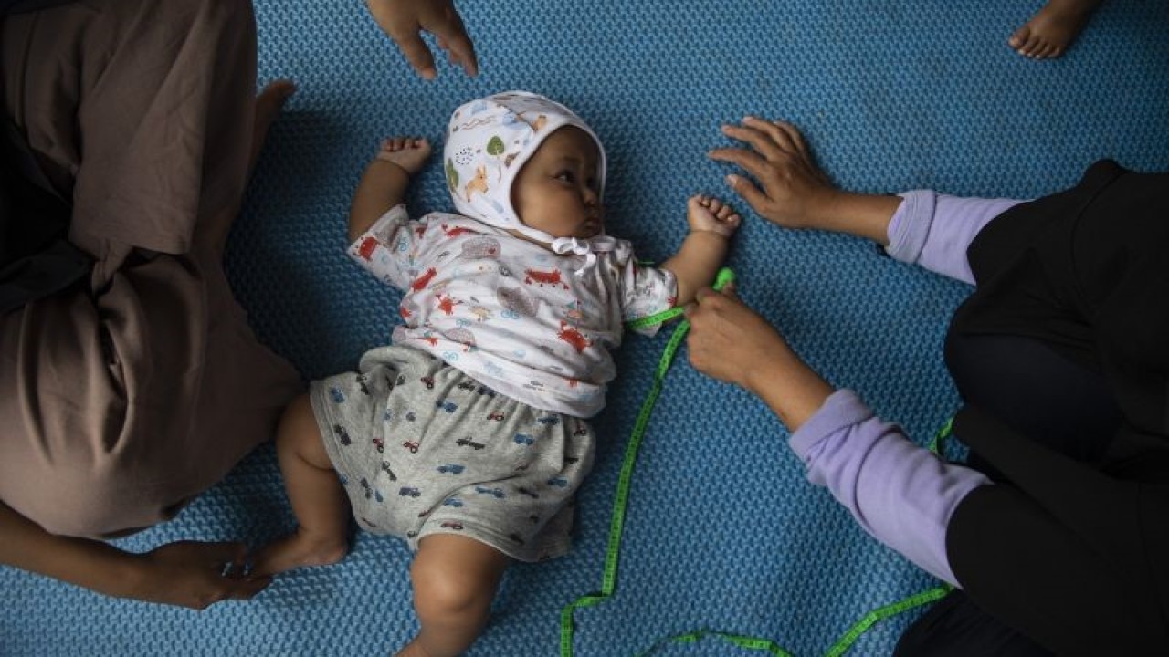 Arsip Foto - Kader posyandu mengukur lingkar lengan anak dalam pelayanan jemput bola di rumah warga di Rangkapan Jaya, Pancoran Mas, Depok, Jawa Barat, Selasa (14/2/2023). (ANTARA FOTO/SIGID KURNIAWAN)