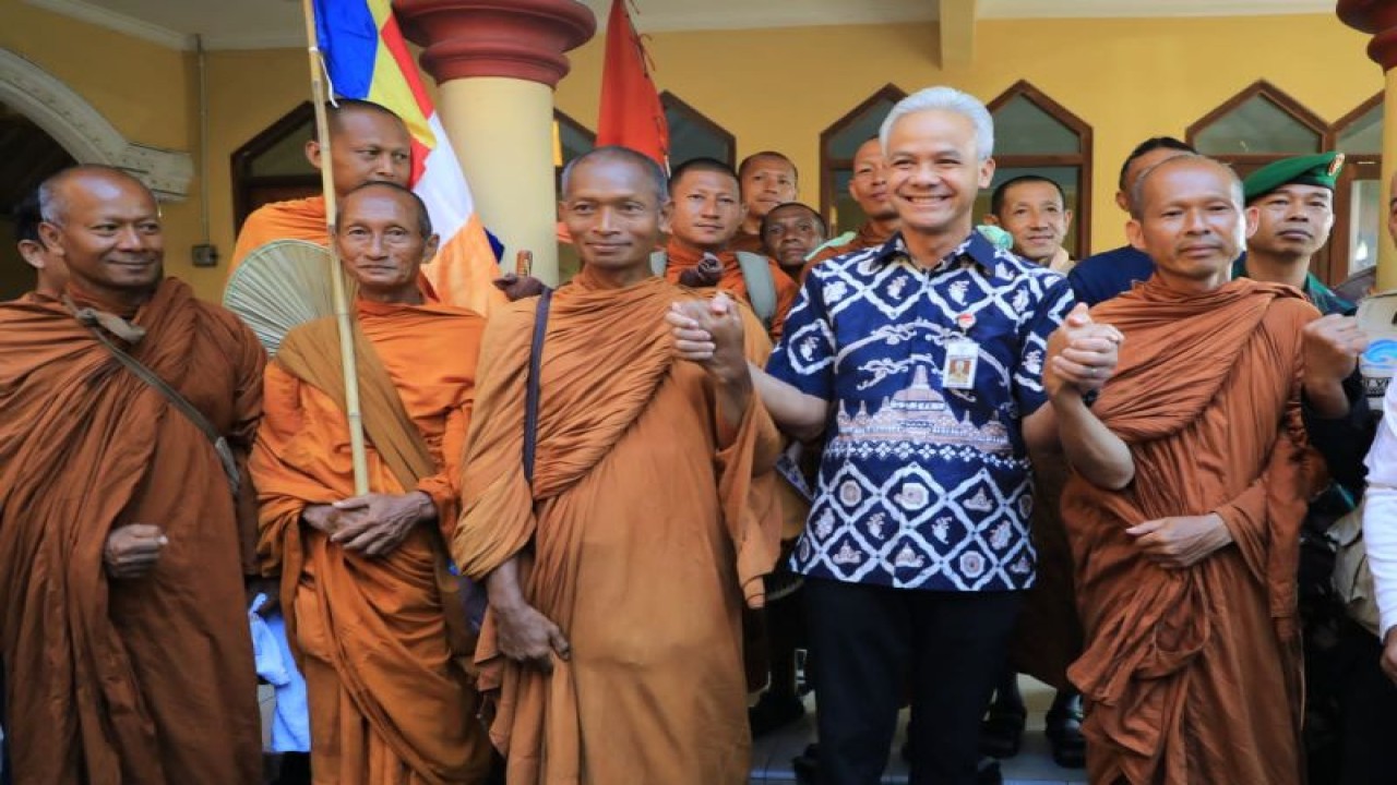 Gubenrur Jawa Tengah Ganjar Pranowo berfoto bersama para biksu yang sedang melakukan ritual Thudong atau berjalan kaki dari Thailand ke Candi Borobudur, Kabupaten Semarang, beberapa ewaktu lalu. (ANTARA/HO-Humas Pemprov Jateng)
