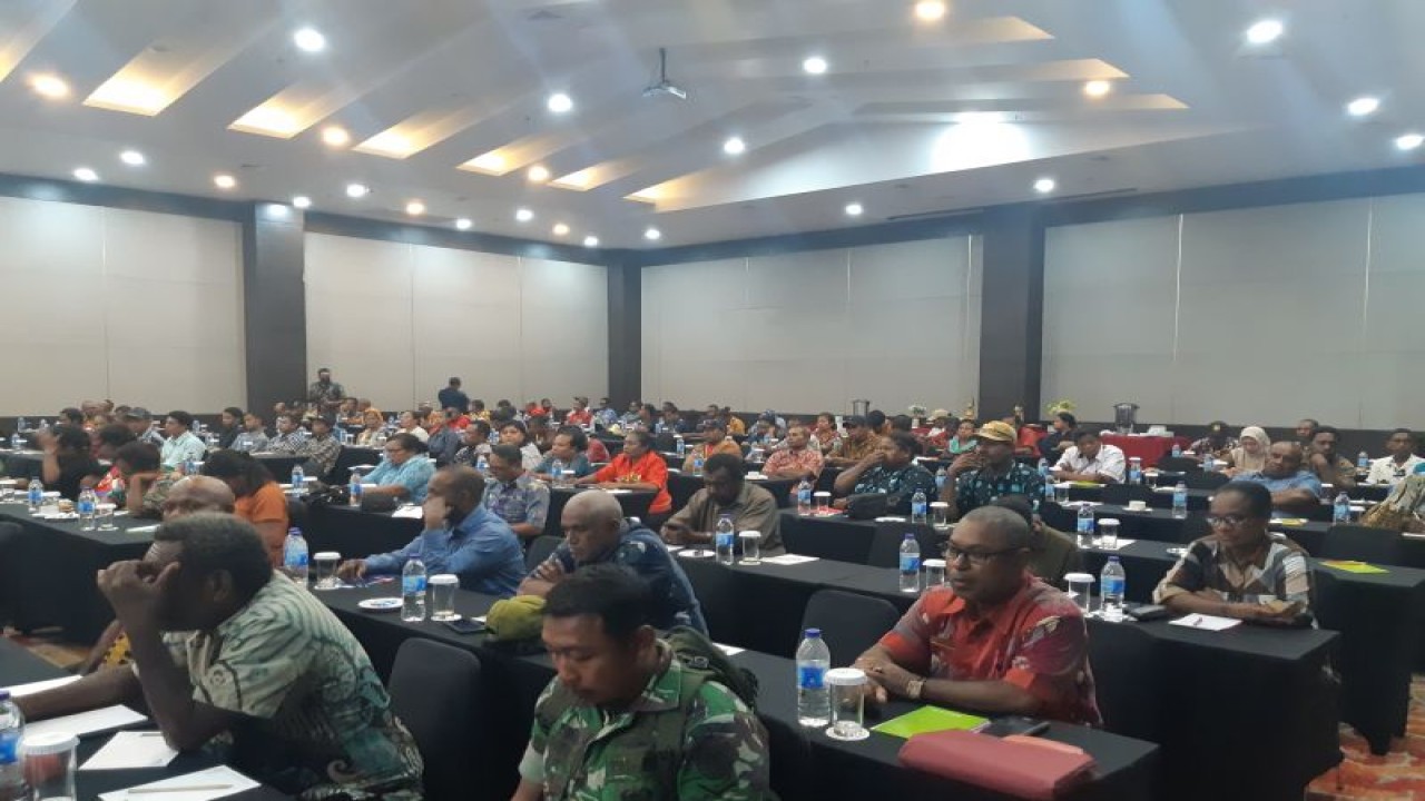 Warga Kota Jayapura ikut pembinaan ideologi Pancasila wawasan kebangsaan dan karakter bangsa yang digelar oleh Kesbangpol pada Kamis (13/7/2023) (ANTARA/Ardiles Leloltery)