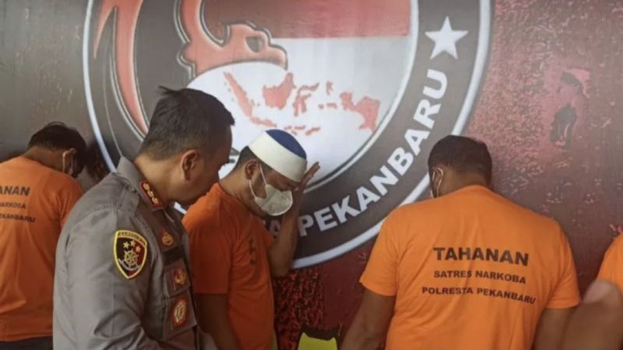 Kapolresta Pekanbaru Kombes Pol Jefri Ronald Parulian Siagian saat menanyai salah satu tersangka peredaran narkoba. (ANTARA/Annisa Firdausi)