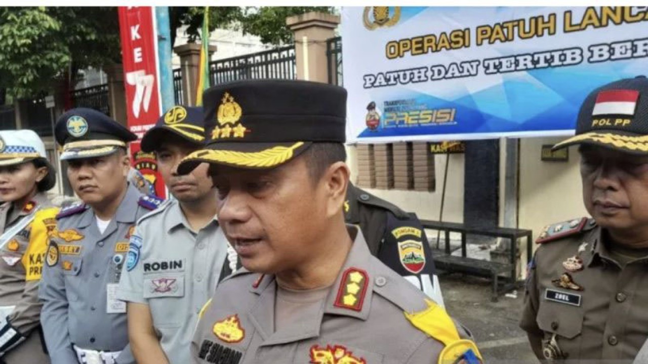 Kapolresta Pekanbaru Kombes Pol Jefri Ronald Parulian Siagian saat diwawancarai awak media. (ANTARA/Annisa Firdausi)