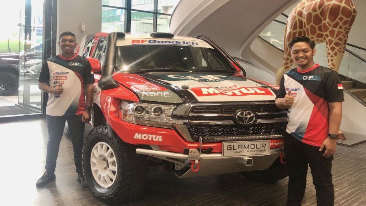 Julian Johan dan Recky Resanto berpose bersama mobil Toyota Land Cruiser 200 yang digunakan untuk ajang Asia Cross Country Rally (AXCR) 2023 di Glamour Auto Boutique, Jakarta Selatan, Selasa (25/7/2023). (ANTARA/Zaro Ezza Syachniar)