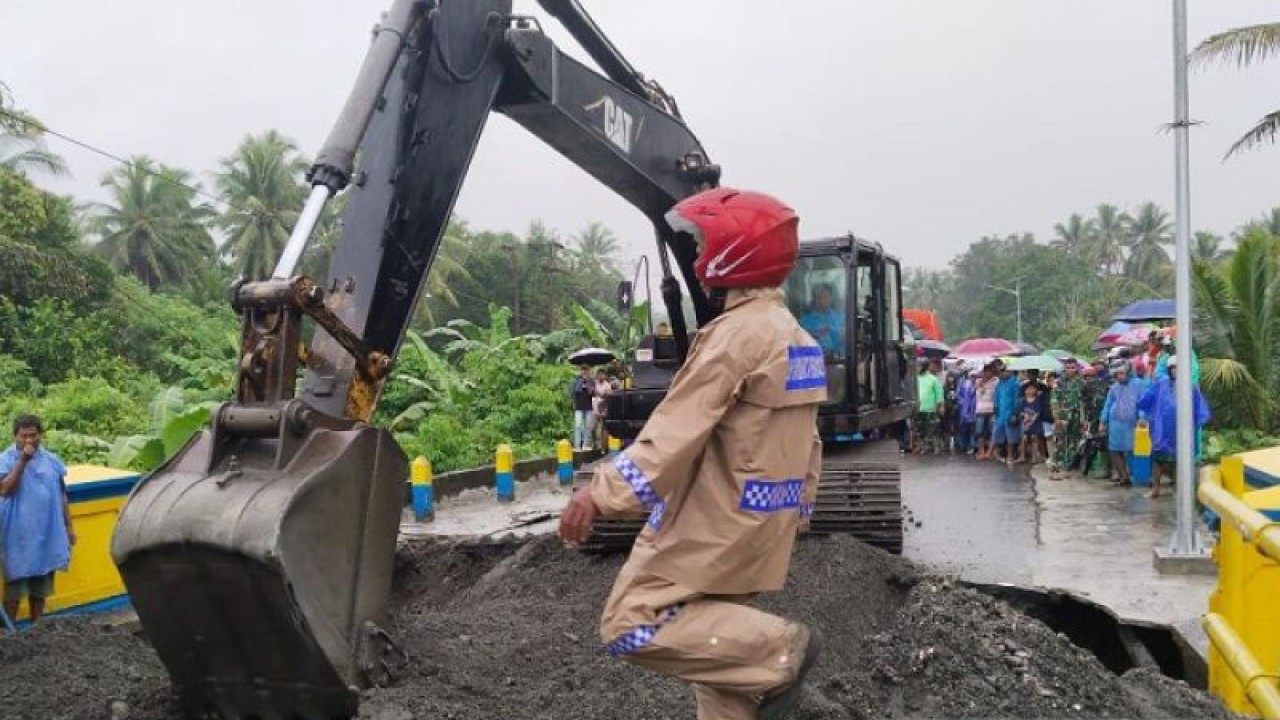 Jembatan Kawanoa yang memiliki panjang 250 meter yang menghubungkan Kota Masohi-Kecamatan Tehoru, Laimu dan sekitarnya mengalami kerusakan akibat banjir besar. (10/7) (ANTARA/HO/BPBD Malteng dan warga)