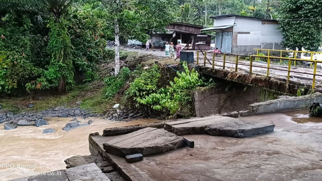 Kondisi jembatan Sungai Batang Sopan Kampung Betung Jorong Timbo Abu menuju Jorong Mudiak Simpang Kecamatan Talamau Pasaman Barat terkikis hampir ambruk akibat hantaman air sungai itu, Jumat. Antara/HO-Camat Talamau.