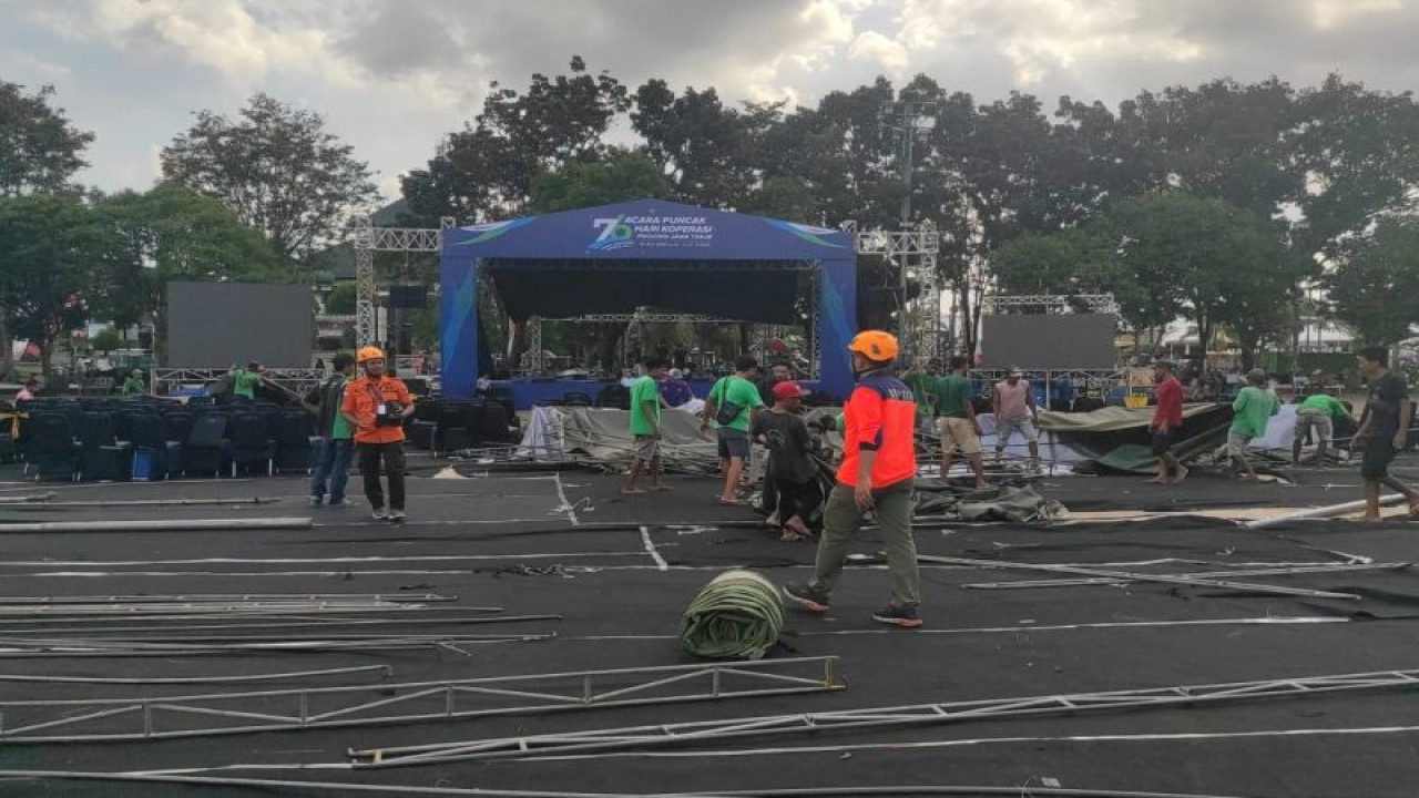 Petugas BPBD Jember mendatangi lokasi alun-alun Jember setelah mendapat informasi terjadinya angin puting beliung, Rabu (26/7/2023). ANTARA/HO-BPBD Jember