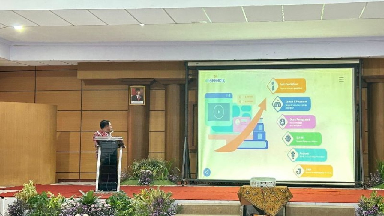 Plt Kepala Dinas Pendidikan Jember Hadi Mulyono meluncurkan aplikasi My Dispendik di Kantor Dispendik setempat, Kamis (20/7/2023). (ANTARA/HO-Diskominfo Jember)