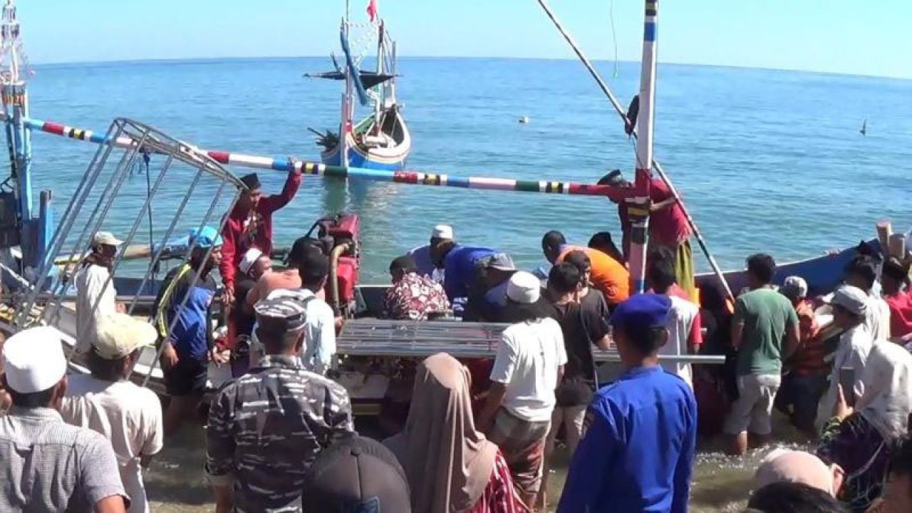 Jenazah korban kapal tenggelam KLM Putri Kuning diangkut menggunakan perahu nelayan tiba di Situbondo, Jawa Timur. Kamis (20/7/2023) ANTARA/Novi Husdinariyanto.
