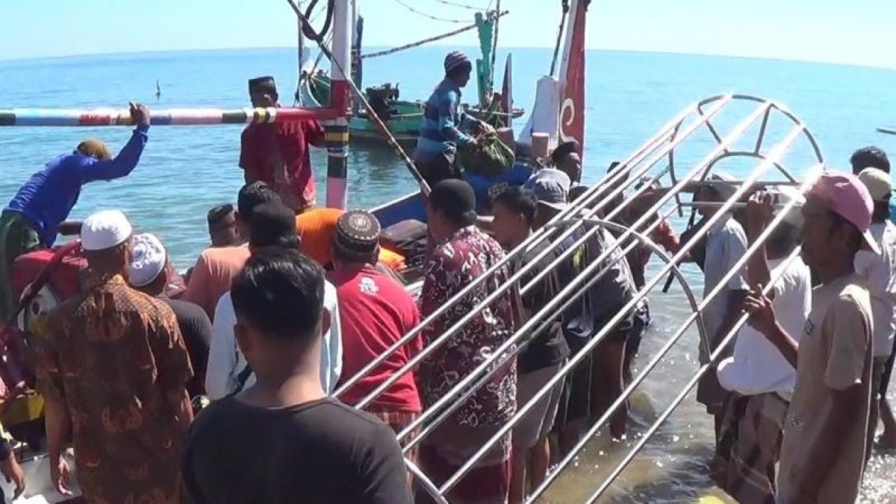 Jenazah seorang korban kecelakaan Kapal Layar Motor Putri Kuning tiba di Kabupaten Situbondo, Provinsi Jawa Timur, Kamis (20/7/2023). (ANTARA/Novi Husdinariyanto)