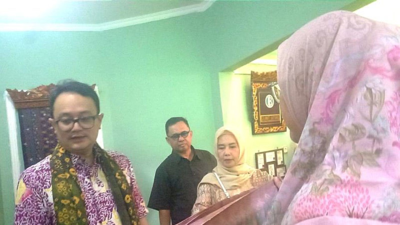 Wakil Menteri Perdagangan RI Jerry Sambuaga saat melakukan kunjungan kerja ke Griya Kain Tuan Kentang, Kecamatan Jakabaring, Kota Palembang, Sumatera Selatan yang disiapkan untuk ekspansi bisnis ke pasar global, Selasa (18/7/2023) (ANTARA/HO-Griya Kain Tuan Kentang)
