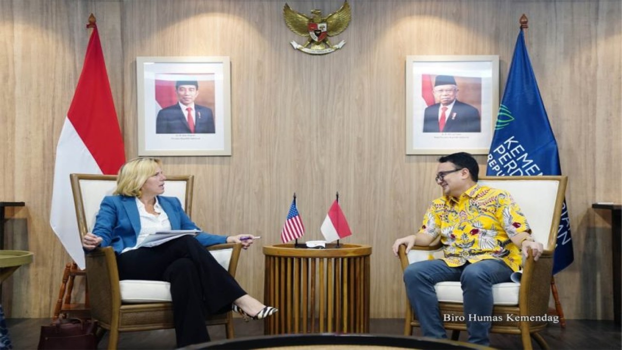 Deputi United Stated Trade of Representative (USTR) Duta Besar Sarah Bianchi (kiri) dan Wakil Menteri Perdagangan (Wamendag) Jerry Sambuaga saat melakukan pertemuan di Kantor Kementerian Perdagangan, Jakarta, Senin (17/7/2023). ANTARA/HO-Kemendag