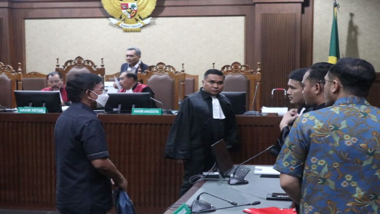 Menteri Komunikasi dan Informatika (Menkominfo) Johnny G. Plate menghadiri sidang putusan sela perkara dugaan tindak pidana korupsi pengadaan BTS di pengadilan Tindak Pidana Korupsi (Tipikor) Jakarta pada Rabu (18/7/2023). (ANTARA/Desca Lidya Natalia)