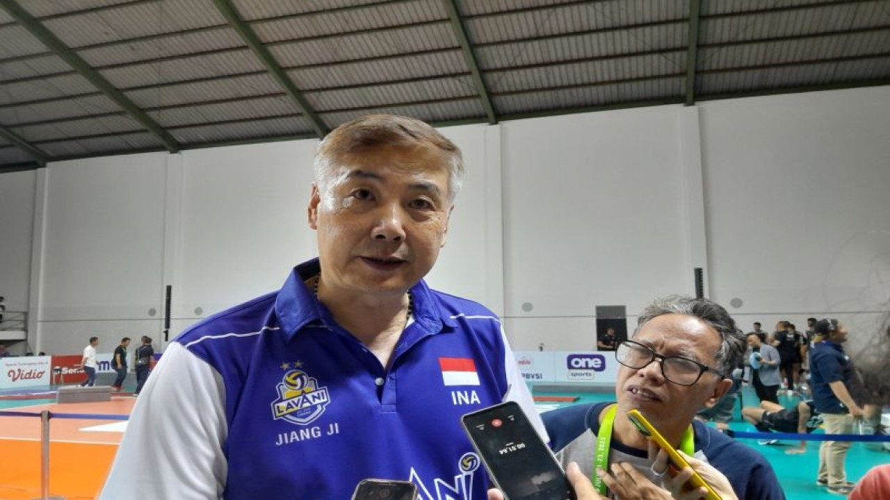 Pelatih voli putra tim nasional Indonesia Jiang Jie saat diwawancarai pewarta usai membawa timnas Indonesia menjadi juara putaran pertama SEA V League 2023 yang berlangsung di GOR Candradimuka Padepokan Voli Jenderal Polisi Kunarto, Sentul, Bogor, Minggu (23/7/2023). (ANTARA/FAJAR SATRIYO)