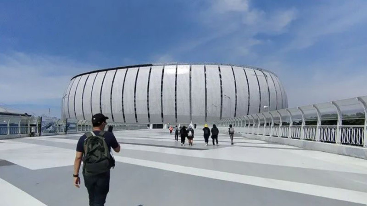 Arsip foto - Pengunjung memasuki Jakarta International Stadium (JIS) melalui akses pintu barat di Sunter, Jakarta Utara, Minggu (13/3/2022). ANTARA/Dewa Ketut Sudiarta Wiguna