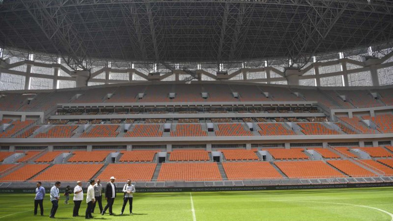 Menteri Pemuda dan Olahraga Dito Ariotedjo (kedua kanan) meninjau Jakarta International Stadium (JIS) di Papanggo, Tanjung Priok, Jakarta Utara, Selasa (4/7/2023). Menpora meninjau kesiapan JIS untuk diajukan kepada FIFA sebagai salah satu lokasi Piala Dunia U-17 yang akan berlangsung pada 10 November hingga 2 Desember 2023. ANTARA FOTO/M Risyal Hidayat/aww.