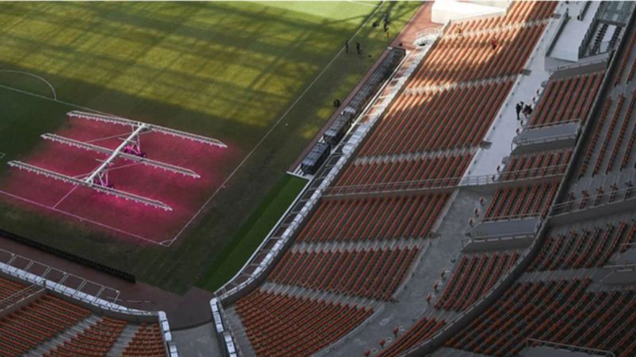 Petugas melakukan perawatan rumput Stadion Jakarta International Stadium (JIS) di Papanggo, Tanjung Priok, Jakarta Utara, Selasa (4/7/2023). ANTARA FOTO/M Risyal Hidayat/rwa/am