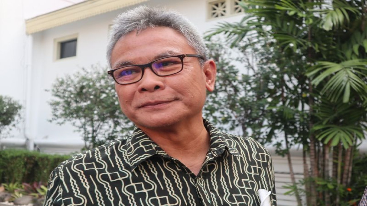Anggota Komisi III Fraksi PDIP DPR RI Johan Budi Sapto Pribowo di istana kepresidenan Jakarta pada Rabu (26/7/2023). (ANTARA/Desca Lidya Natalia)