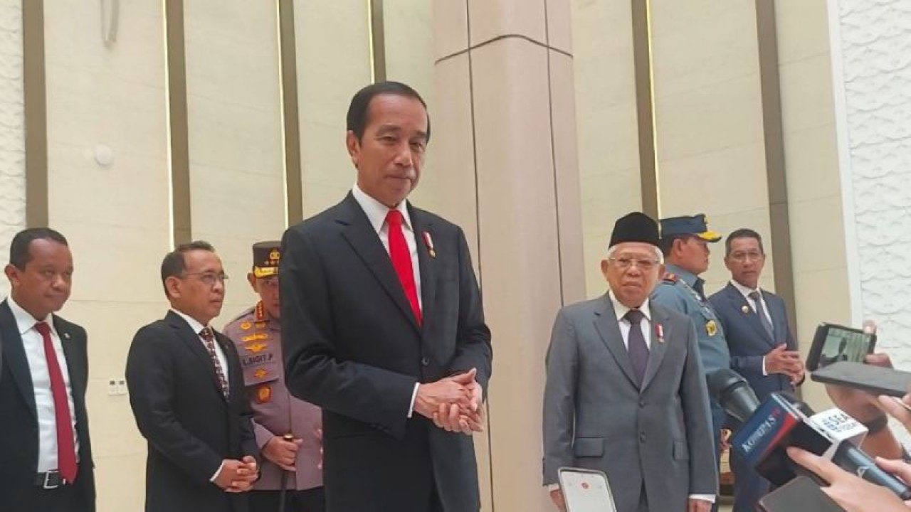 Presiden Joko Widodo saat menyampaikan keterangan pers di Pangkalan Udara Halim Perdana Kusuma, Jakarta, Senin (3/7/2023). ANTARA/Mentari Dwi Gayati