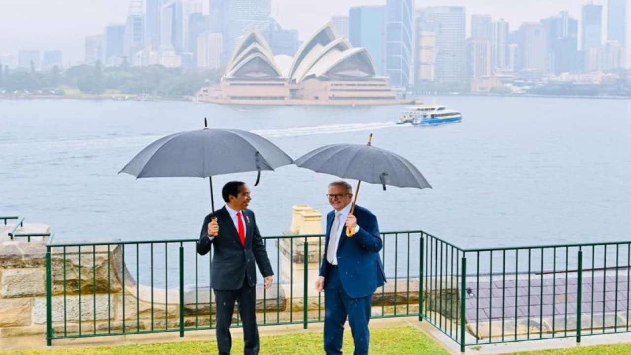 Presiden RI Joko Widodo dan PM Australia Anthony Albanese berbincang di halaman belakang Admiralty House, Australia, Selasa (4/7/2023). ANTARA/HO-Biro Pers Sekretariat Presiden