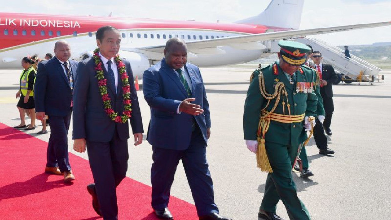 Presiden RI Joko Widodo disambut oleh Perdana Menteri (PM) Papua Nugini James Marape saat tiba di Bandara International Jacksons, Port Moresby, Papua Nugini, Rabu (5/7/2023). ANTARA/HO-Biro Pers Sekretariat Presiden