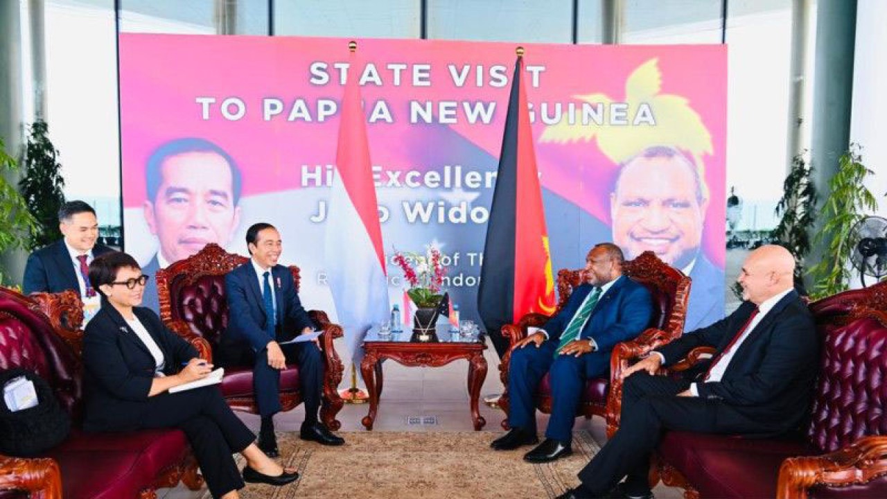Presiden RI Joko Widodo (Jokowi) melakukan pertemuan dengan Perdana Menteri (PM) Papua Nugini James Marape di APEC Haus, Port Maresby, Papua Nugini, Rabu (5/7/2023). ANTARA/HO-Biro Pers Sekretariat Presiden/Laily Rachev