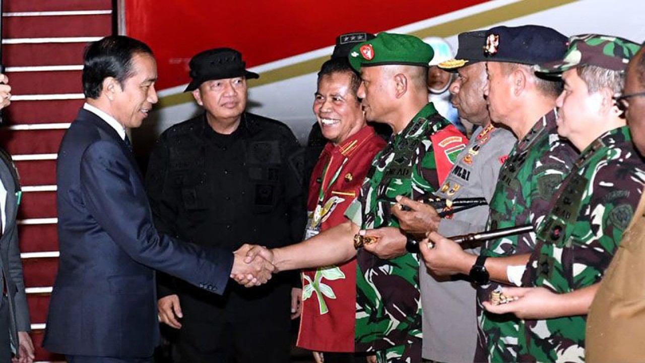 Presiden Jokowi tiba di Bandara Sentani, Jayapura, Papua, Rabu (5/7/2023). ANTARA/HO-Biro Pers Setpres/Kris/aa.