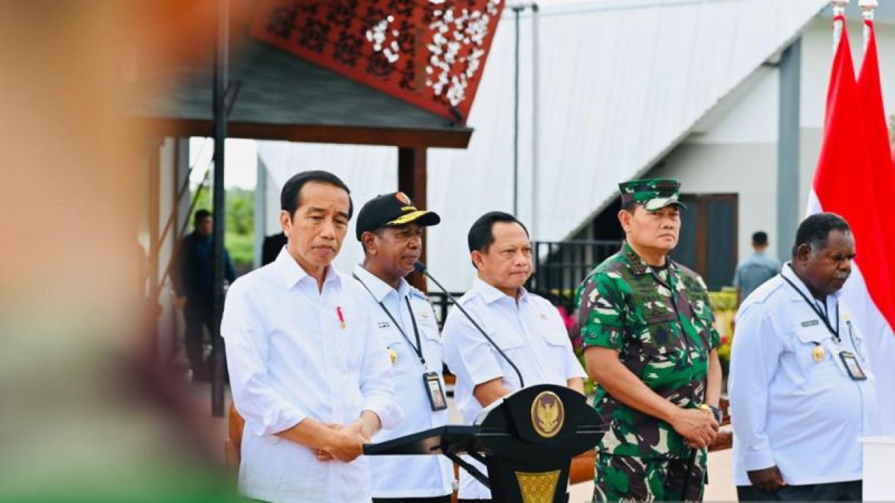 Presiden Jokowi saat meresmikan Terminal Bandara Ewer di Kabupaten Asmat, Papua Selatan, Kamis (6/7/2023). ANTARA/HO-Biro Pers Sekretariat Presiden/Laily Rachev