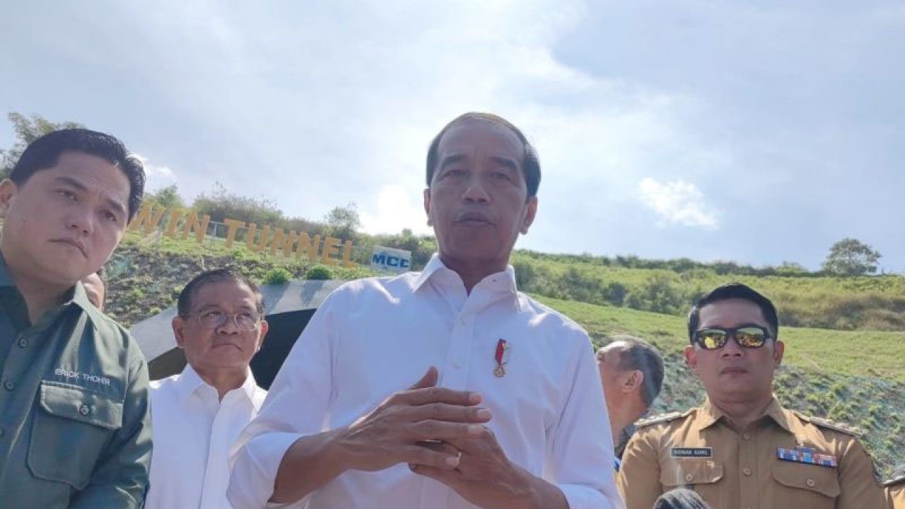 Presiden Joko Widodo (Jokowi) memberikan keterangan setelah peresmian Tol Cisumdawu di Kabupaten Sumedang, Jawa Barat, Selasa (11/7/2023). (ANTARA/Gilang Galiartha)