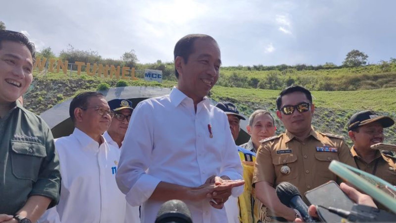 Presiden Jokowi menyampaikan pernyataan seusai meresmikan Jalan Tol Cisumdawu, Sumedang, Jawa Barat pada Selasa (11/7/2023). ANTARA/Gilang Galiartha.
