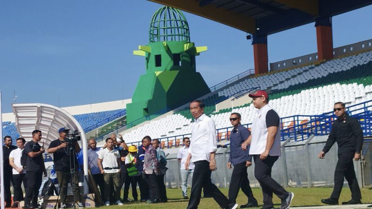 Presiden Joko Widodo didampingi Menteri Pemuda dan Olahraga Dito Ariotedjo meninjau area lapangan Stadion Si Jalak Harupat, Kabupaten Bandung, Jawa Barat, Rabu (12/7/2023). (ANTARA/Bagus Ahmad Rizaldi)