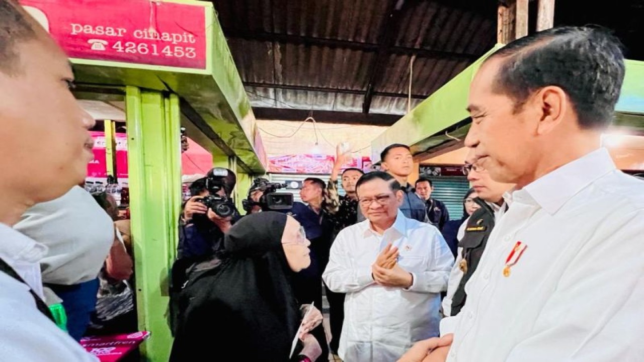 Presiden Joko Widodo berbincang sejenak dengan Djulaeha (92) yang merupakan pemilik Warung Nasi Bu Eha di tengah peninjauan ke Pasar Cihapit, Kota Bandung, Rabu (12/7/2023). (ANTARA/HO Biro Pers Sekretariat Presiden)