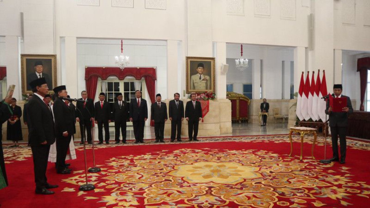 Presiden Joko Widodo melantik dua orang anggota baru Dewan Pertimbangan Presiden (Watimpres) yaitu Djan Faridz dan Gandi Sulistiyanto Soeherman di Istana Negara, Jakarta, Senin (17/7/2023). (ANTARA/Desca Lidya Natalia)