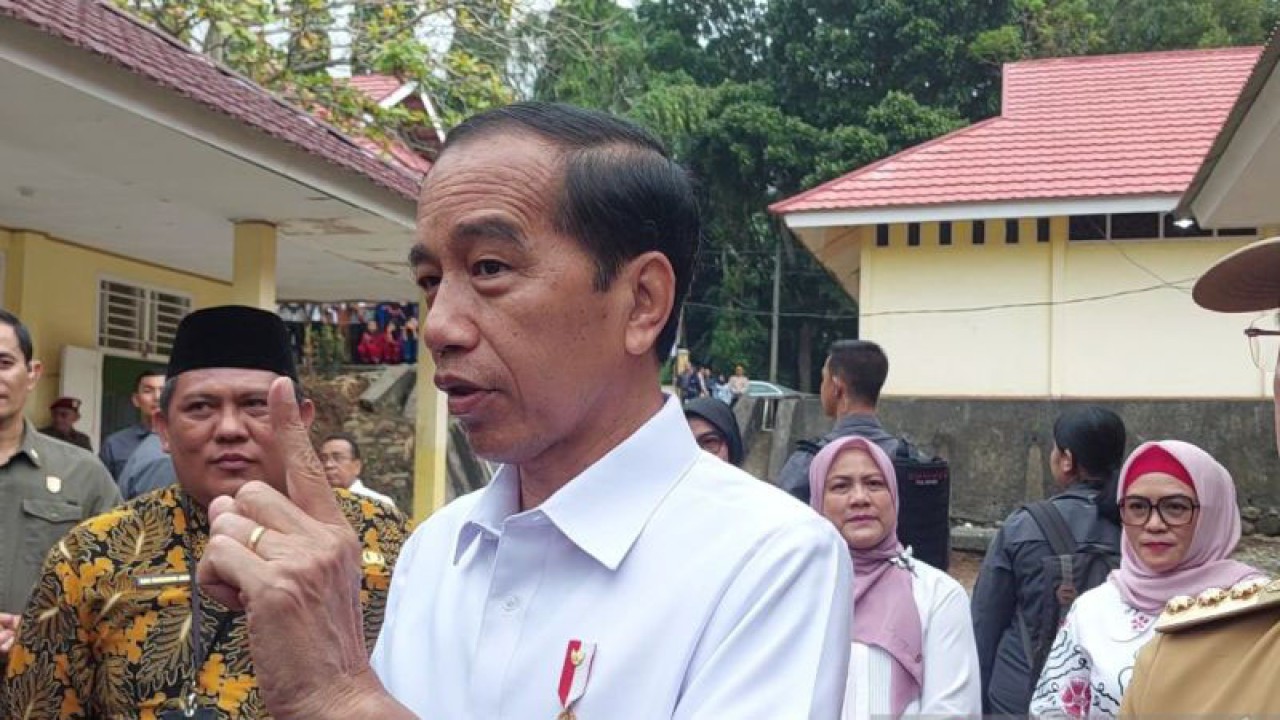 Presiden Jokowi mengunjungi SMKN 2 Kabupaten Bengkulu Tengah, Provinsi Bengkulu, menggunakan kemeja putih hasil buatan tangan siswa SMK 4 Jambi, di Bengkulu, Kamis (20/7/2023). ANTARA/Boyke Ledy Watra.