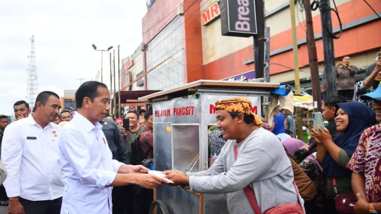 Presiden Joko Widodo bersama Ibu Iriana Joko Widodo membagikan sejumlah bantuan tunai serta sembako kepada para pedagang di Pasar Minggu, Kota Bengkulu, Provinsi Bengkulu, pada Kamis (20/7/2023) sore. (ANTARA/Rusman - Biro Pers Sekretariat Presiden)