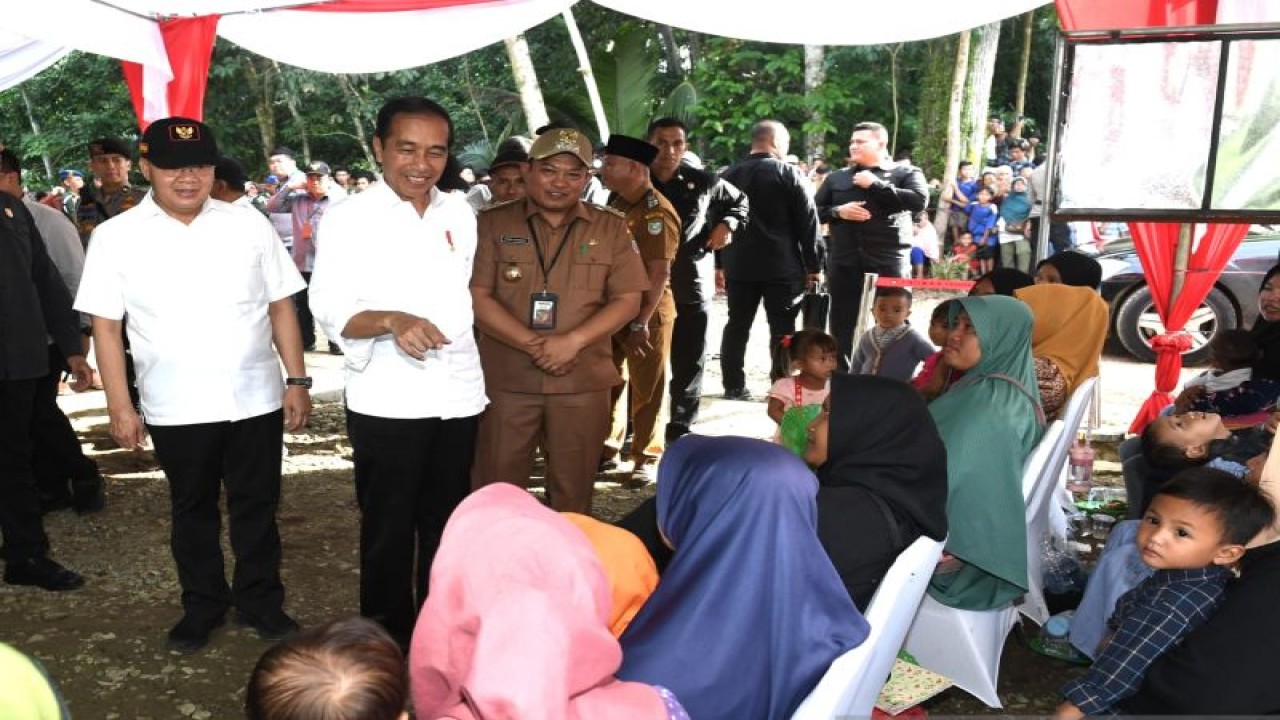 Presiden Joko Widodo meninjau kegiatan upaya penurunan stunting yang dilakukan di Posyandu Sarimulyo, Kabupaten Seluma, Provinsi Bengkulu, Jumat (21/7/2023). (ANTARA/HO-Biro Pers Sekretariat Presiden/Kris)