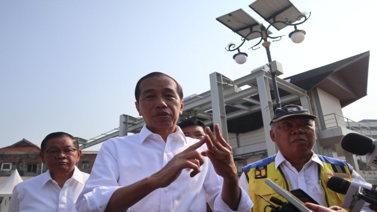 Presiden Jokowi menjawab pertanyaan wartawan seusai meresmikan Sodetan Ciliwung di Jakarta pada Senin (31/7/2023). ANTARA/Desca Lidya Natalia.